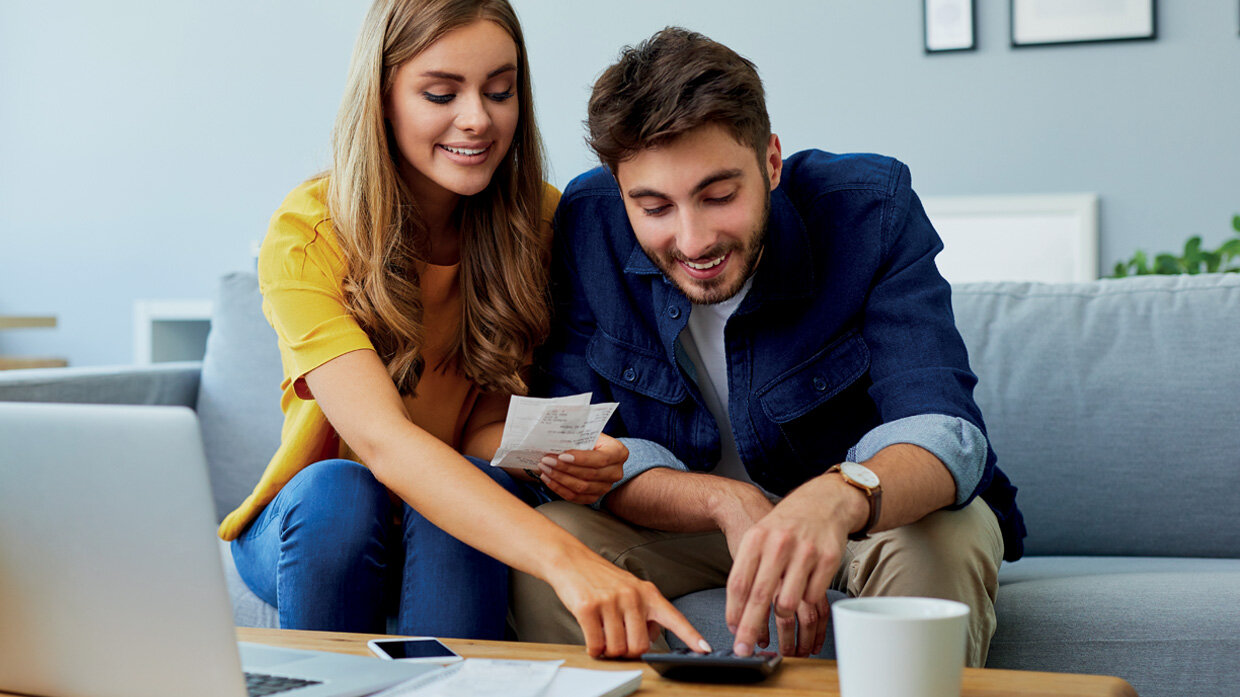 Couple utilisant une calculatrice